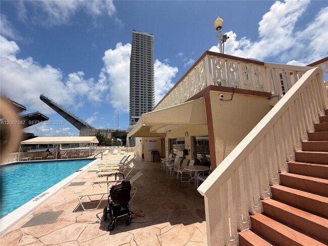 Building Photo - 1825 S Ocean Dr