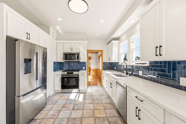 Building Photo - Classic 3bed/2bath Home Near Lake Merritt with Fresh Updates