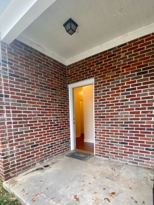 Building Photo - 326 N Madison St