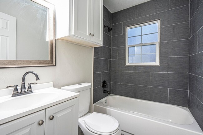 Building Photo - Updated 3 Bed 1 Bath - Large fenced in yar...