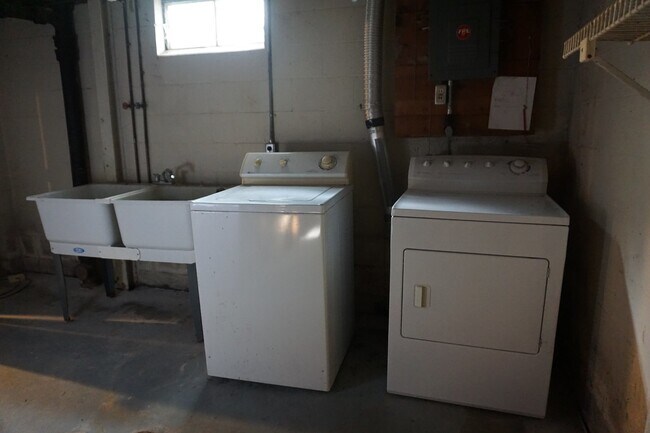 Building Photo - 2 bed, 1 bath ranch with partially finished basement & garage