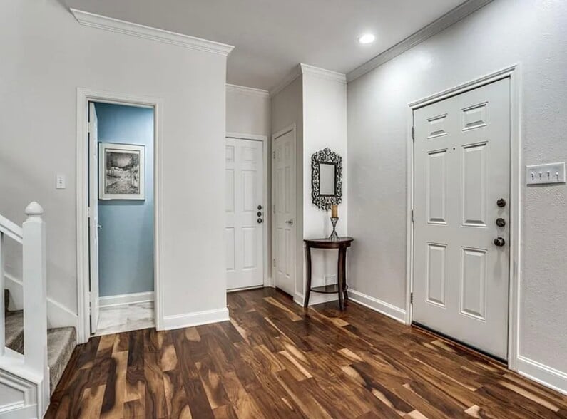 Entry - 5734 Remington Park Sq