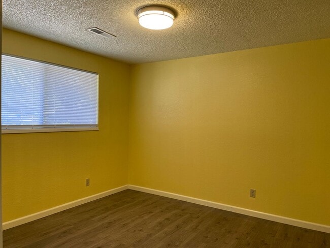 Building Photo - Great 1 bedroom, 1 bath cottage ~ nice quiet street