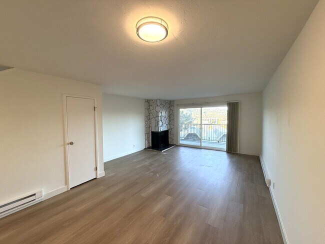 Building Photo - TWO BEDROOM END UNIT TWO-STORY CONDO WITH GREAT VIEWS IN SAN RAFAEL