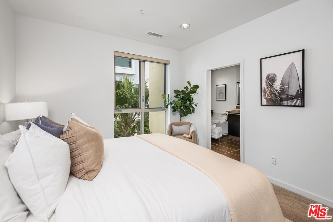 Primary Bedroom - 310 Washington Blvd