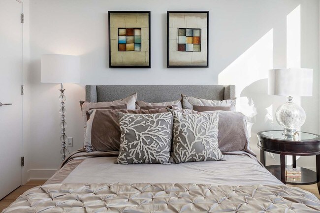 Building Photo - Stunning LUMINA Condo with Bay Views