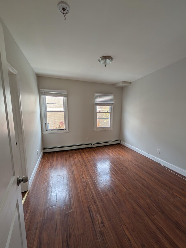 Building Photo - 719 28th St