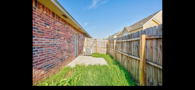 Building Photo - 1009 SW 91st St