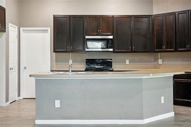 Building Photo - 6735 Crescent Creek Ln