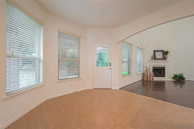 Building Photo - 1924 Honey Laurel Dr