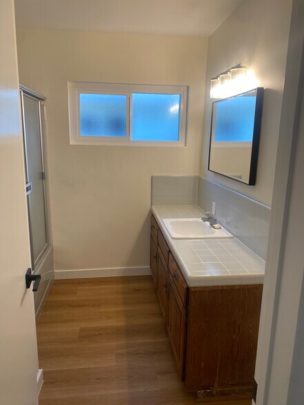 2nd bath - 5419 Murietta Ave
