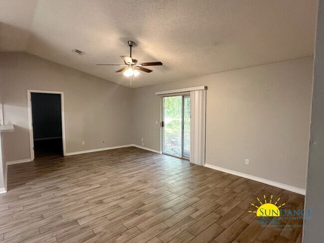 Building Photo - Open layout 3 Bedroom home in Navarre!