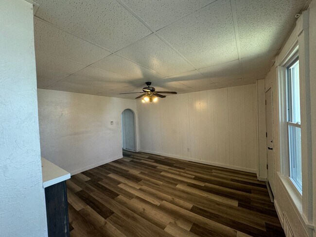 Building Photo - 4 BEDROOM HOME AVAILABLE NOW!!