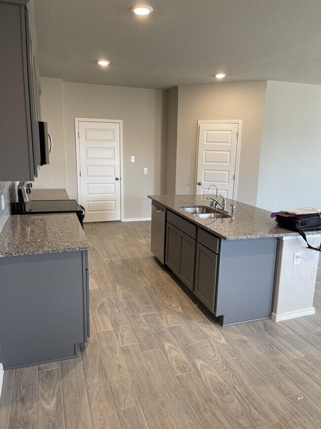 Building Photo - 2532 Ayers Dr