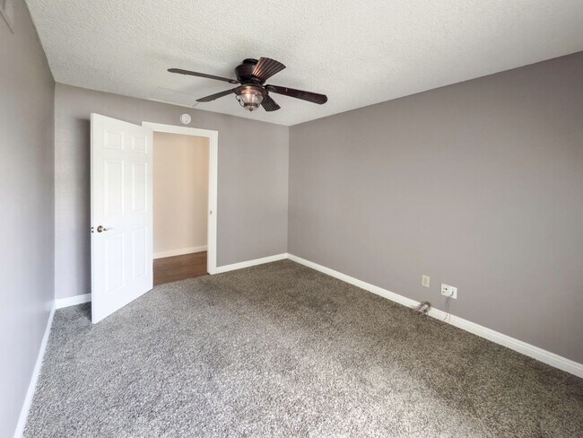 Building Photo - 3 Bedroom/2 Bathroom Private Home with Lar...
