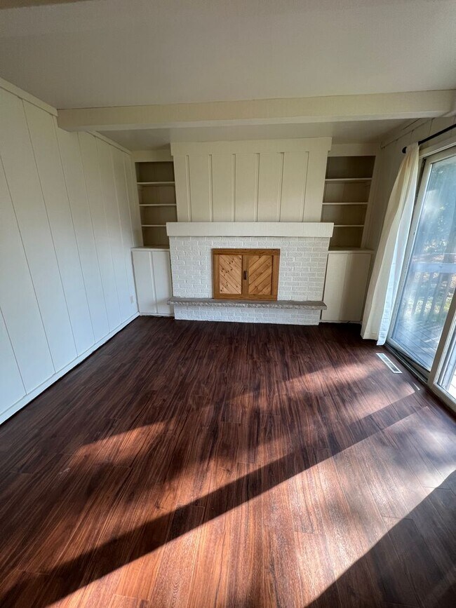 Building Photo - 3 bed/1.5 bath Duplex in Madison, WI
