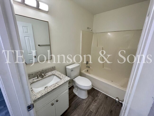 Building Photo - See This Renovated 2 Bedroom In Green Oaks!