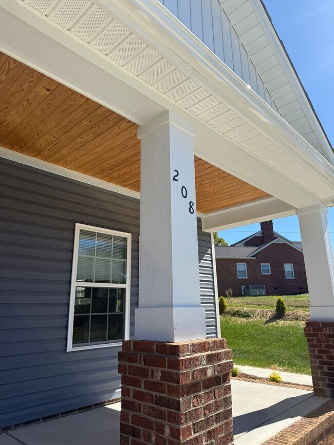 Building Photo - Three bedroom, 2 bath house in Graham