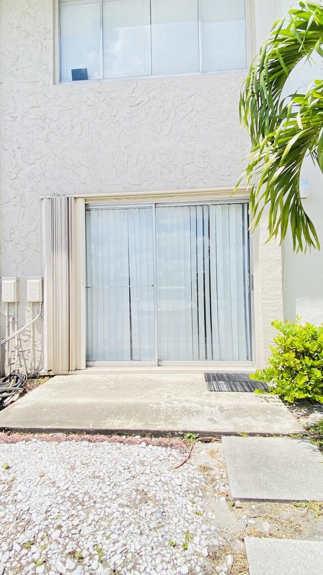Building Photo - 3274 Coral Ridge Dr