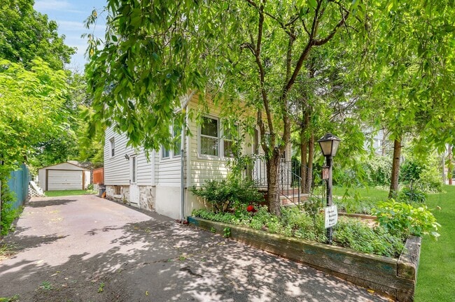 Building Photo - 31 Chestnut St