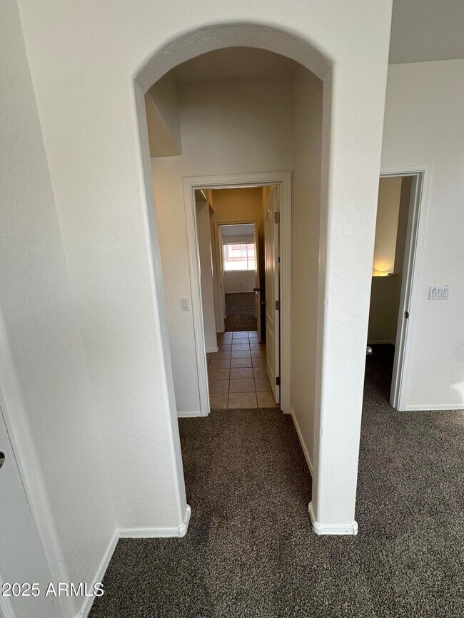 Building Photo - 1015 S Val Vista Dr