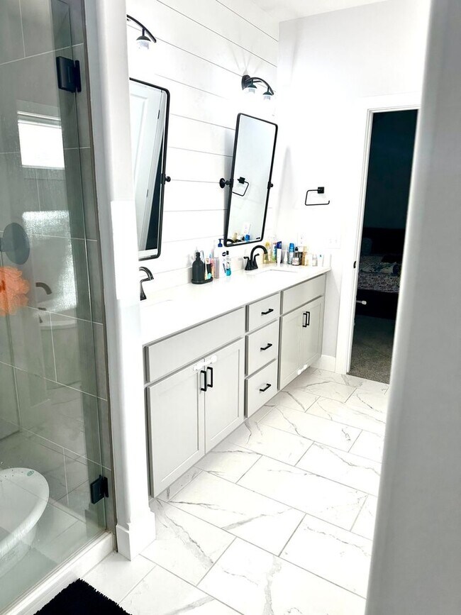 Building Photo - Spacious 5 Bed Home in Bloomington