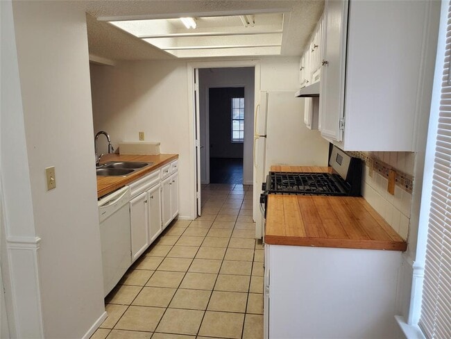 Building Photo - 907 Fairway Green Cove