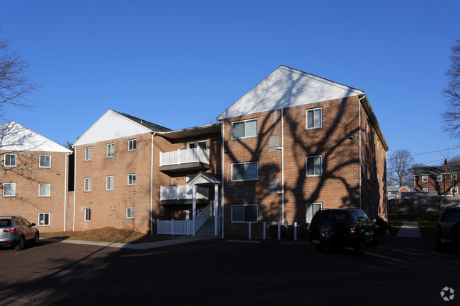 Building Photo - Maple Court Apartments