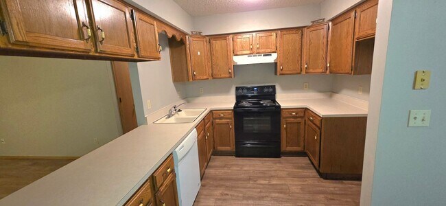 Building Photo - 2 Bedroom 2 Bathroom Duplex! Southwest Springfield! $1050! Kickapoo School District!