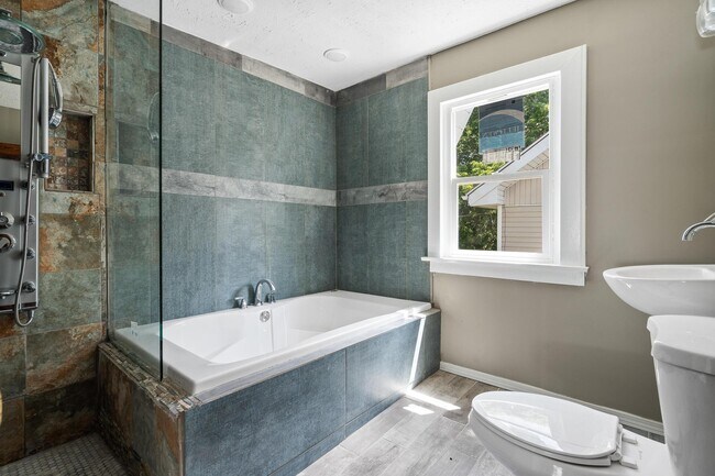 Building Photo - 135 W Hudson Ave