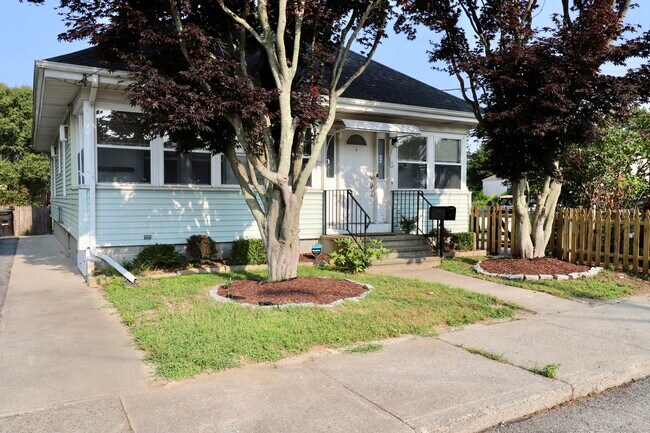 Building Photo - 32 Denison Ave