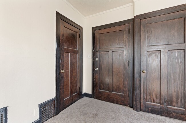 Building Photo - Quaint 1 Bedroom Apartment