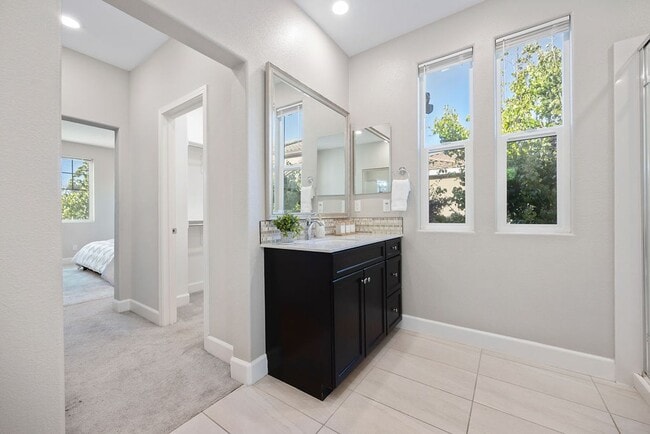 Building Photo - 5Bed/3Ba Home in Quiet Hayward Community w...