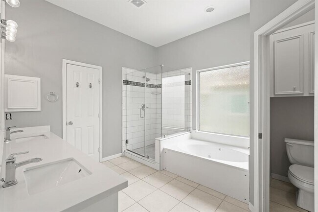 Building Photo - 2124 Gillette St