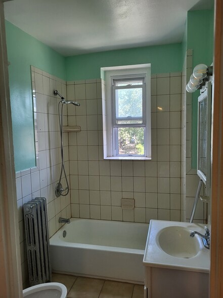 7009 D Bathroom - 7009 McCallum St