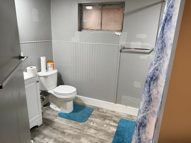 Building Photo - Spacious and Updated 4 Bed, 2 bath!!