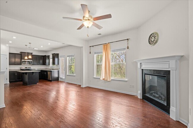 Building Photo - 1407 Red Hill Dr