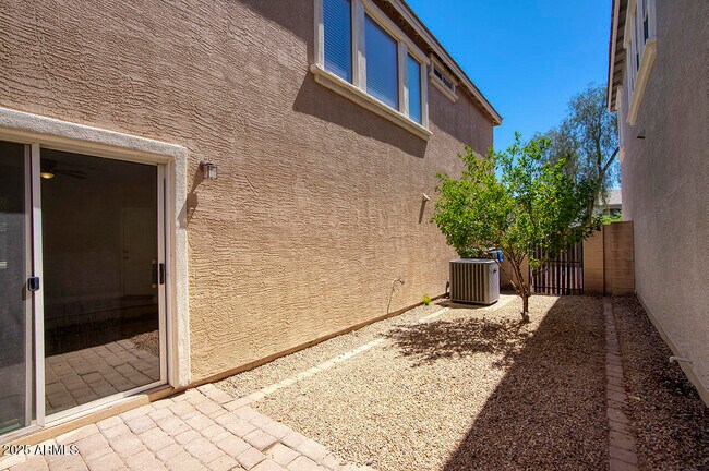Building Photo - 1552 S Roadrunner Dr