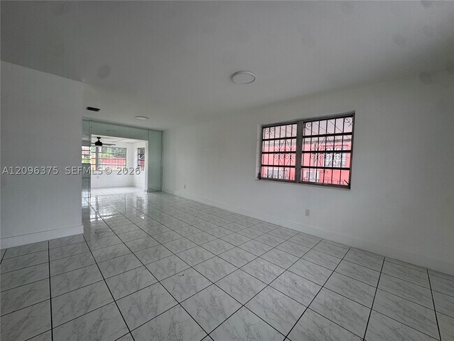 Building Photo - 1320 W 37th St