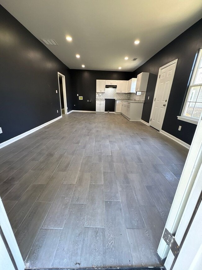 Building Photo - Beautiful 4-bedroom 2 bath home - Open To Section 8