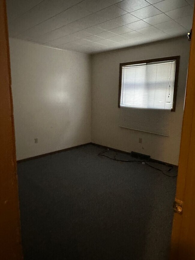 Building Photo - 2 BEDROOM 1 BATHROOM APARTMENT FOR RENT