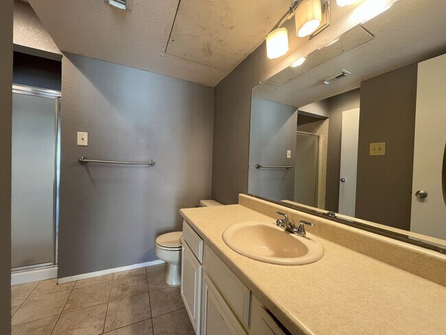 Building Photo - 2/2, Walk to Campus and Reserved Parking!
