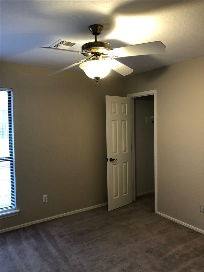 Building Photo - 1405 SE Hillcrest Ave