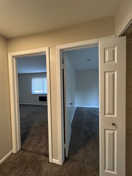 Building Photo - 555 Hill Dr