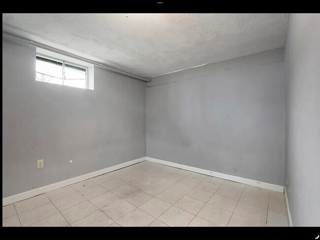 Building Photo - 1800 River St