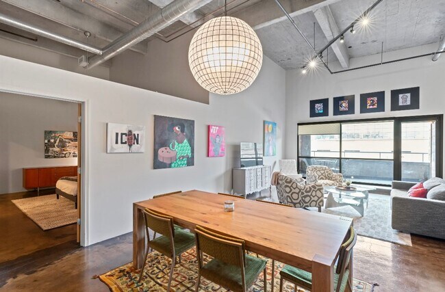 Building Photo - Fully Furnished 2 Bed / 2 Bath Modern Apartment Near Union Station! $2695.00!