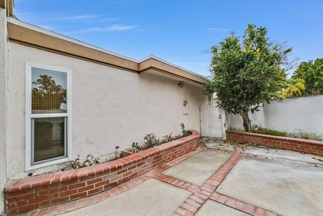 Building Photo - "Rare Single-Story Remodel: Modern 3BR End-Unit in University Park