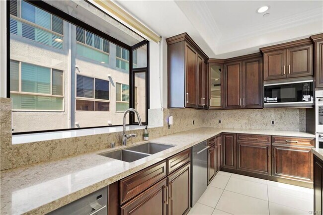 Building Photo - 462 S Maple Dr
