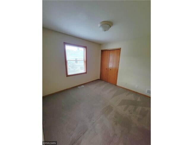 Building Photo - 832 Laurel Ave