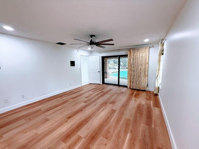 Building Photo - 465 SE Naranja Ave